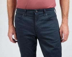 WRANGLER GREENSBORO MĘSKIE SPODNIE MATERIAŁOWE CHINO CHINOSY MARINE NAVY W15QOFB14