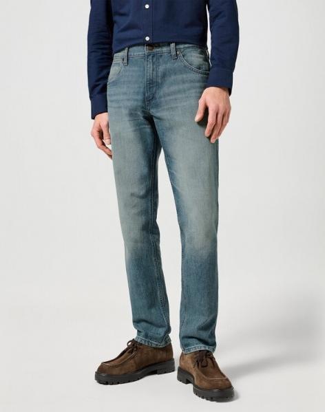 WRANGLER MĘSKIE SPODNIE JEANSOWE GREENSBORO SAGE WASH 112357417 W15Q008821