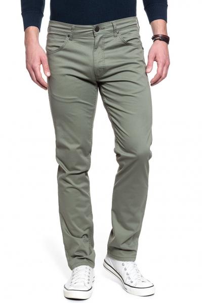 MĘSKIE SPODNIE MATERIAŁOWE WRANGLER GREENSBORO DUSTY OLIVE W15QWA275 112127116