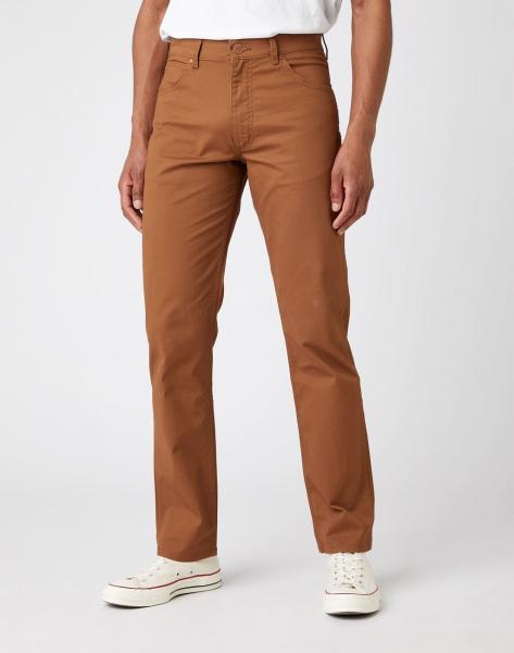 WRANGLER GREENSBORO MĘSKIE SPODNIE MATERIAŁOWE TAWNY BROWN W15QKAH28