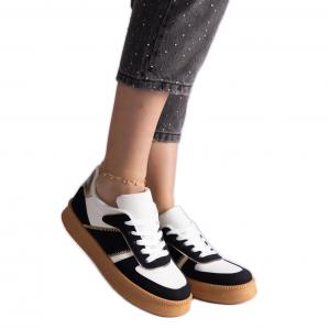 Czarne sneakersy sznurowane na platformie