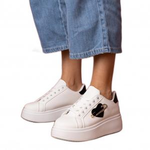 Białe sneakersy z czarnym serduszkiem a cyrkoniową szpileczką