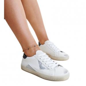 Białe sneakersy z efektem ,,znoszenia'' Gombola