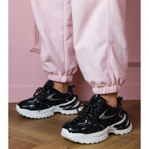 Czarne sneakersy sportowe na stylowej podeszwie