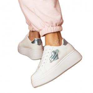 Białe sneakersy z niebieskim serduszkiem a cyrkoniową szpileczką