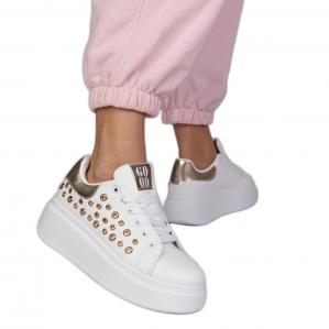 Białe sneakersy ze złotą wstawką i ćwiekami