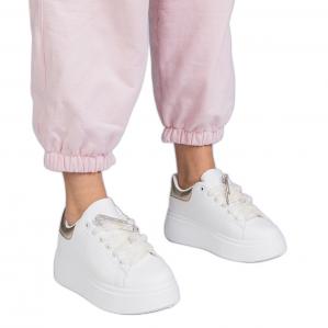 Białe sneakersy ze złotą wstawką i szpilką z cyrkoniami