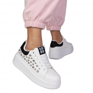 Białe sneakersy z czarną wstawką i ćwiekami