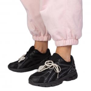 Czarne sneakersy z odpinanymi ozdobami