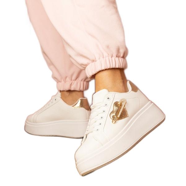 Białe sneakersy ze złotym serduszkiem a cyrkoniową szpileczką