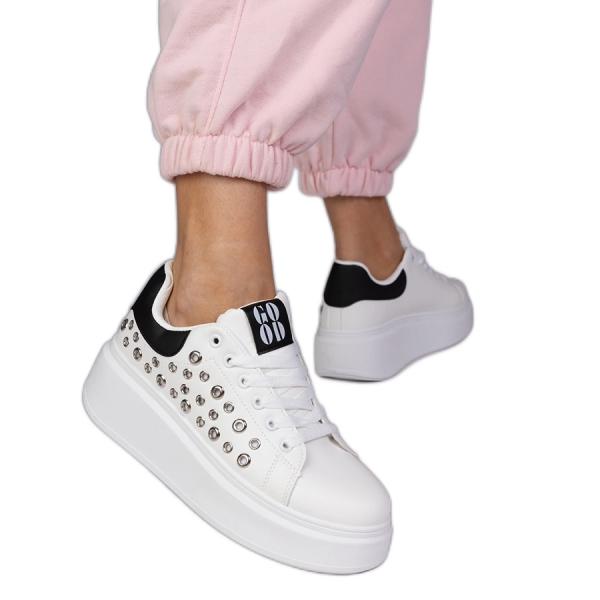 Białe sneakersy z czarną wstawką i ćwiekami