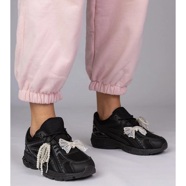 Czarne sneakersy z odpinanymi ozdobami