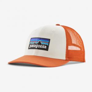 PATAGONIA Czapka z daszkiem P-6 Logo Trucker Hat white w/redtail rust