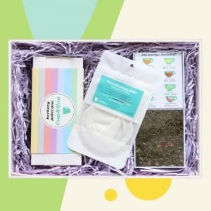 Gotowy zestaw prezentowy „TeaBox BESTSELLERS“ herbata PREMIUM mix dyspenser na saszetki bawełniany filtr prezent upominek na każdą okazję dla kobiety