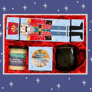 Świąteczny zestaw prezentowy HOLIDAY WONDERLAND BOX Premium. Kawowy cracker ze skarpetkami, świąteczna herbata, świeca sojowa i kubek z zaparzaczem po