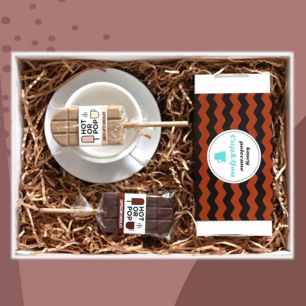 Zestaw prezentowy na wyjątkową okazję CLASSIC CoffeeBox. Zestaw 20 kaw mielonych w różnych smakach 20x 10g, klasyczna biała filiżanka i dwa kolorowe l