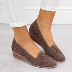 Zamszowe półbuty damskie na koturnie ażurowe brązowe Potocki SZ12306