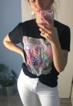 Czarna koszulka z trampkami, zdobiony t-shirt damski