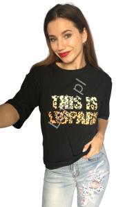 Czarny oversizowy t- shirt z napisem This is Leopard
