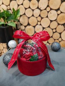 Flower box róże mydlane w czerwonym velvetowym pudełku, prezent