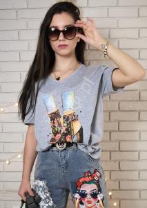 Modny t-shirt damski z butami zdobionymi kryształkami