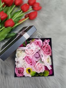 Flower box różowe róże mydlane w pudełku, prezent