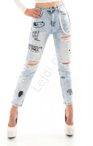 Niebieskie jeansy mom fit, luźniejsze jeasny z wysoką talią, spodnie z napisami i łańcuchem 3422