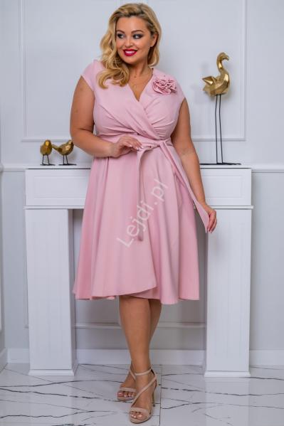 Pudrowo różowa sukienka z różą na ramieniu ELENA r.36 - r.50 PLUS SIZE