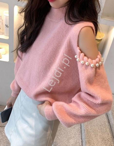 Jasno różowy sweterek z perełkami 7059