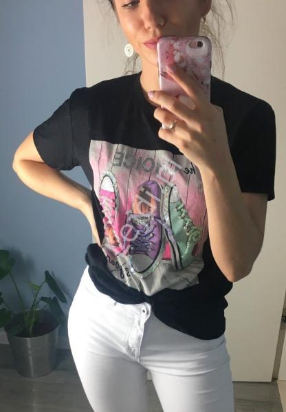 Czarna koszulka z trampkami, zdobiony t-shirt damski