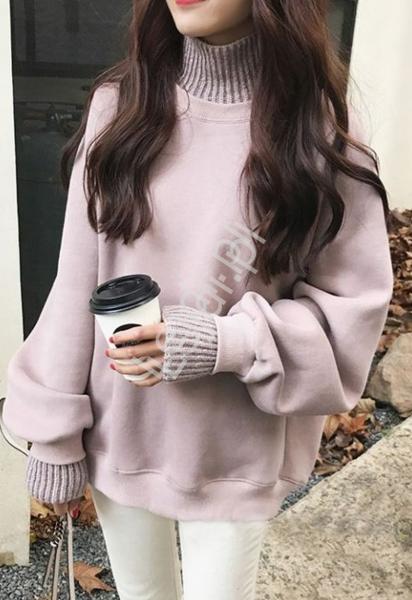 Stylowa bluza damska z swetrowymi wstawkami w kolorze różowo liliowym 3647