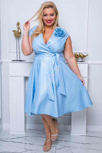 Błękitna sukienka z różą na ramieniu ELENA r.36 - r.50 PLUS SIZE
