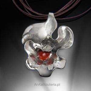 Srebrny wisiorek z koralem kwiat.