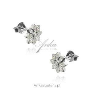 Kolczyki srebrne kwiatki z białymi cyrkoniami