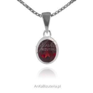 Srebrna zawieszka z naturalnym granatem