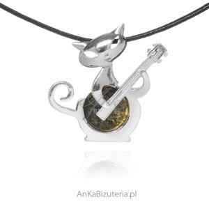 Srebrna zawieszka z zielonym bursztynem kot z gitarą