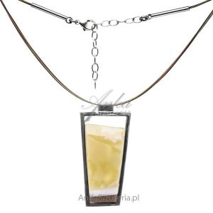 Elegancki naszyjnik srebrny z żółtym bursztynem oraz masą perłową i drewnem