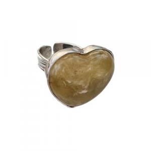 Srebrny pierścionek duże serce z naturalnym żółto - zielonym bursztynem