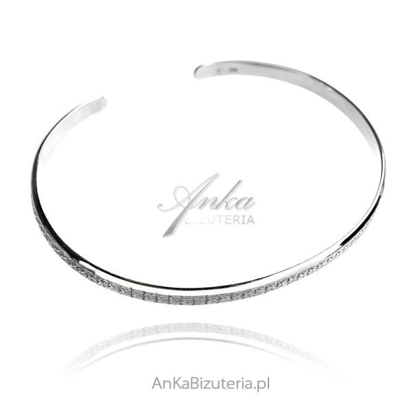 Srebrna bransoleta typu bangle z grawerowanym wzorem - klasyka i elegancja