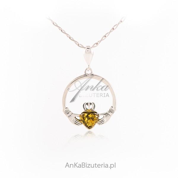 Srebrna zawieszka z bursztynem irlandzki claddagh – symbol miłości i przyjaźni