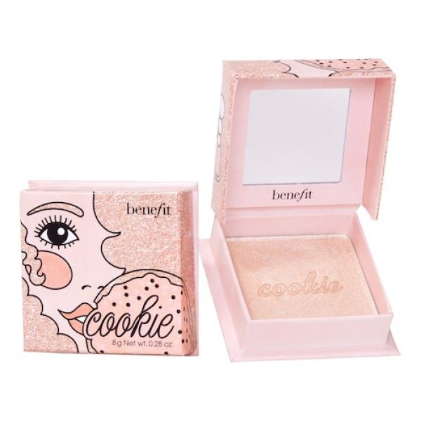 Benefit Cosmetics - Cookie - Rozświetlacz Do Policzków W Kolorze Złotoperłowym - Box O' Powder Cookie - Dla Kobiet