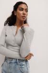 Dopasowany top z dekoltem na zatrzaski w kolorze CLASSIC GREY- MOODY NAP-XS