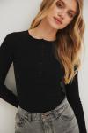 Dopasowany top z dekoltem na zatrzaski w kolorze BLACK - MOODY NAP-XS
