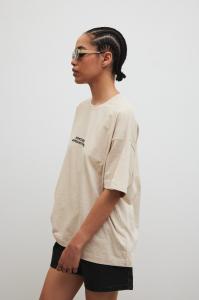T-shirt typu oversize z HAFTEM w kolorze LATTE MELANGE - RUST-M/L