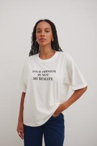 Tshirt typu oversize z NADRUKIEM w kolorze ECRU - QUOTES OPINION-UNI