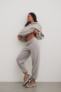 Spodnie typu jogger z HAFTEM w kolorze GREY PALOMA - NEVIS-XL