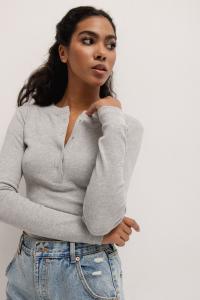 Dopasowany top z dekoltem na zatrzaski w kolorze CLASSIC GREY- MOODY NAP-XS