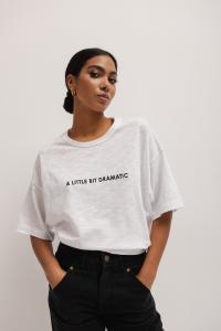 T-shirt typu oversize z HAFTEM w kolorze CLASSIC WHITE - EAZY-XS/S