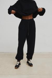 Spodnie jogger o DELIKATNEJ STRUKTURZE w kolorze TOTALLY BLACK - AUSTIN-M