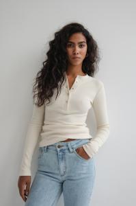 Dopasowany top z dekoltem na zatrzaski w kolorze WARM BEIGE skin peach - MOODY NAP-XL